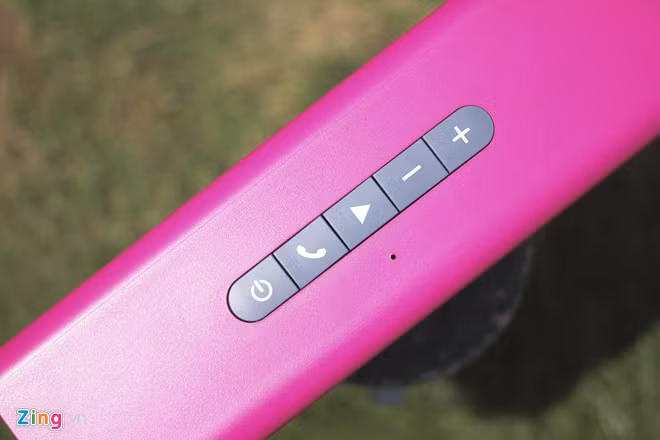 Các phím cứng được bố trí ở cạnh trên, chúng được làm tách biệt với nhau, lớn và cho độ nảy rất tốt. Braven trang bị cho 805 microphone với công nghệ loại bỏ tiếng ồn, cho phép người dùng có thể đàm thoại khi cần.