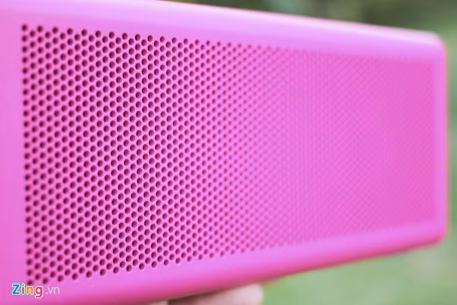 Mỗi driver có công suất 10 watt. Sản phẩm tích hợp công nghệ "SRS WOW HD" để tăng cường dải trầm, cho âm thanh tổng thể sôi động.