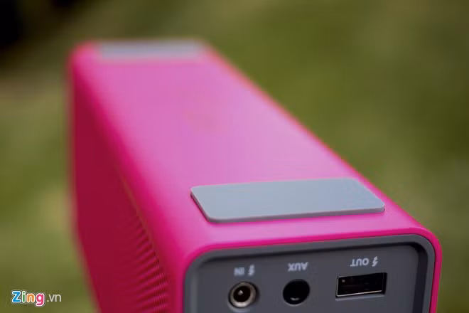 Cạnh dưới được gắn 2 miếng đệm cao su mỏng để bám bề mặt tốt hơn.