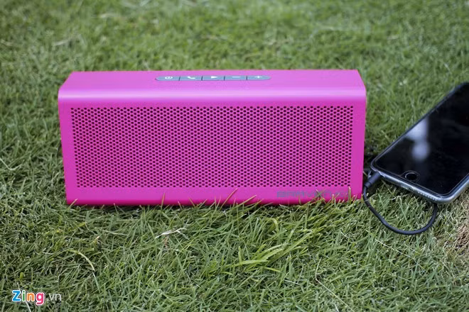 Loa Braven 805 trang bị công nghệ Truewireless để nối cùng lúc 2 loa, lúc này mỗi loa sẽ đóng vai trò như 1 driver trái/phải để kích âm lớn hơn. Sản phẩm có giá 4,8 triệu đồng tại Việt Nam.