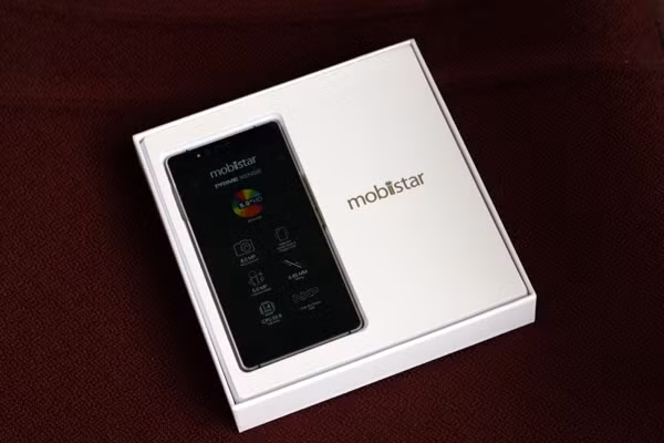 Chiếc máy được mở hộp là bản màu đen, được đặt gọn gàng trong hộp giấy.