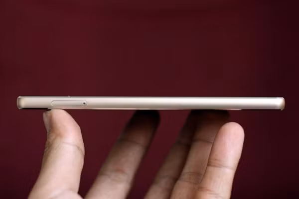 Máy mỏng 6,85 mm và có phần khung kim loại cắt CNC khá tỉ mỉ. Người viết bài cảm nhận chiếc máy nhẹ hơn so với những smartphone cùng kích thước, sẽ là một điểm cộng với những người thích mỏng, nhẹ; nhưng nhiều người sẽ cho rằng máy khá nhẹ cầm sẽ không "đã" tay.