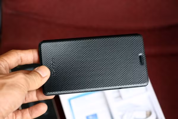 Thêm một điểm cộng cho nhà sản xuất khi một bao bảo vệ máy được tặng kèm đặt trong hộp, điều ít thấy ở các mẫu smartphone dù bình dân hay cao cấp.