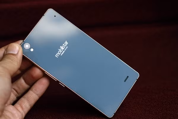 Phía sau máy cũng có thiết kế đơn giản và đẹp mắt. Tuy nhiên hai mặt kính của Prime Xense có vẻ dễ bám vân tay hơn các smartphone thông thường.