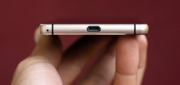 Về mặt thiết kế, không có điểm nào có thể chê được Mobiistar Prime Xense. Ngoại trừ việc có lẽ phiên bản màu bạc sẽ đẹp hơn nhiều so với bản màu đen.