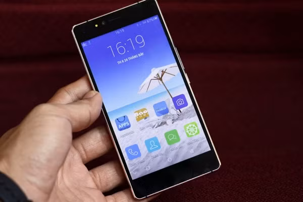 Hệ điều hành Android 4.4.2 với giao diện cơ bản được nhà sản xuất thay đổi.