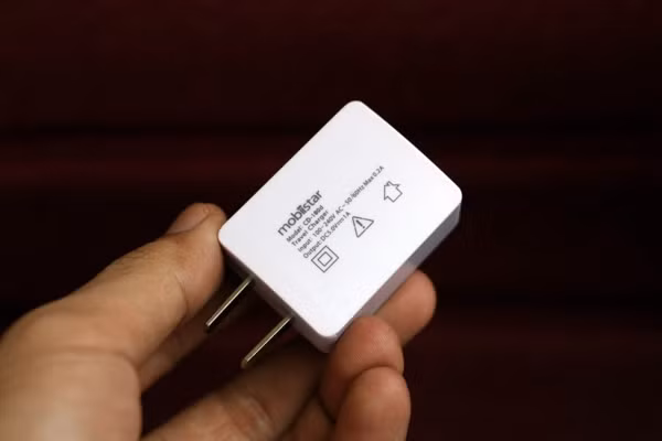 Sạc được làm từ nhựa, vật liệu và màu sắc của cục sạc này cho người viết cảm giác nó sẽ bị bám bẩn nếu sử dụng không kỹ càng.