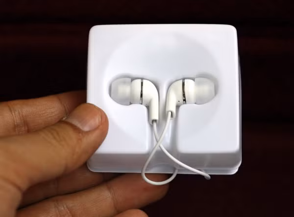 Chiếc tai nghe được xếp đẹp mắt trong hộp nhựa.