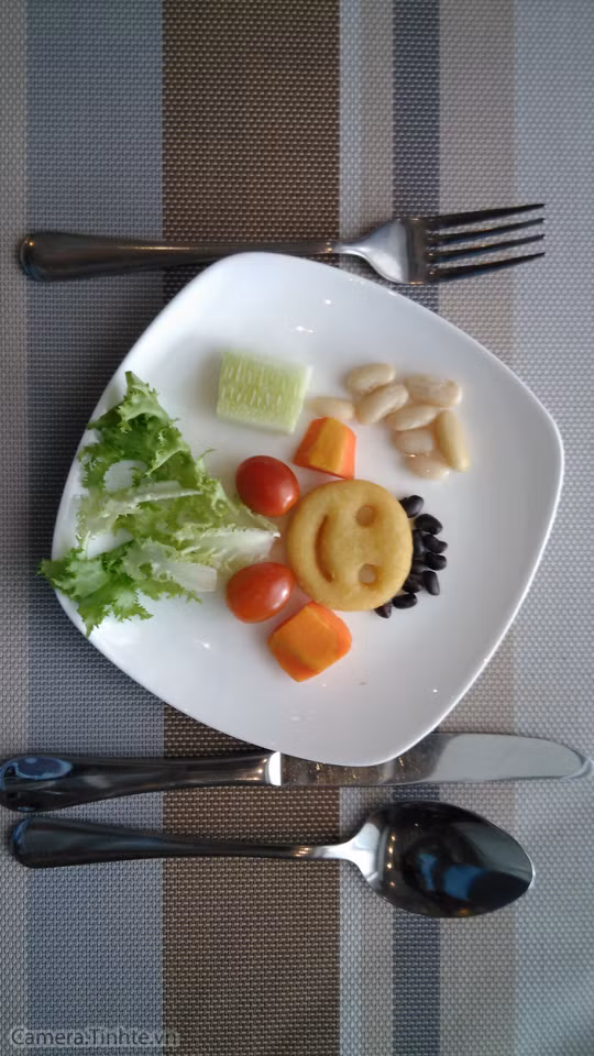 Hai bức ảnh trên được chụp trong điều kiện ánh sáng mờ ảo từ đèn neon trong quán ăn và cửa hàng. Ảnh vẫn thể hiện độ chi tiết và khả năng cân bằng sáng tốt.