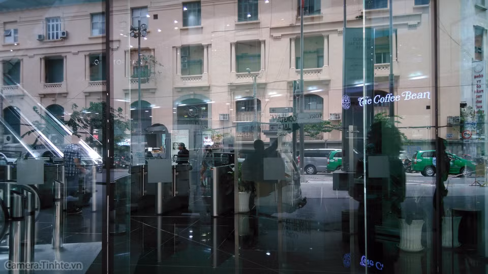 Hai bức ảnh tiếp theo thể hiện khả năng chụp trong môi trường sáng tối mập mờ khó phân định các đối tượng, Bphone thể hiện rất tốt các không gian "tranh tối tranh sáng" này.