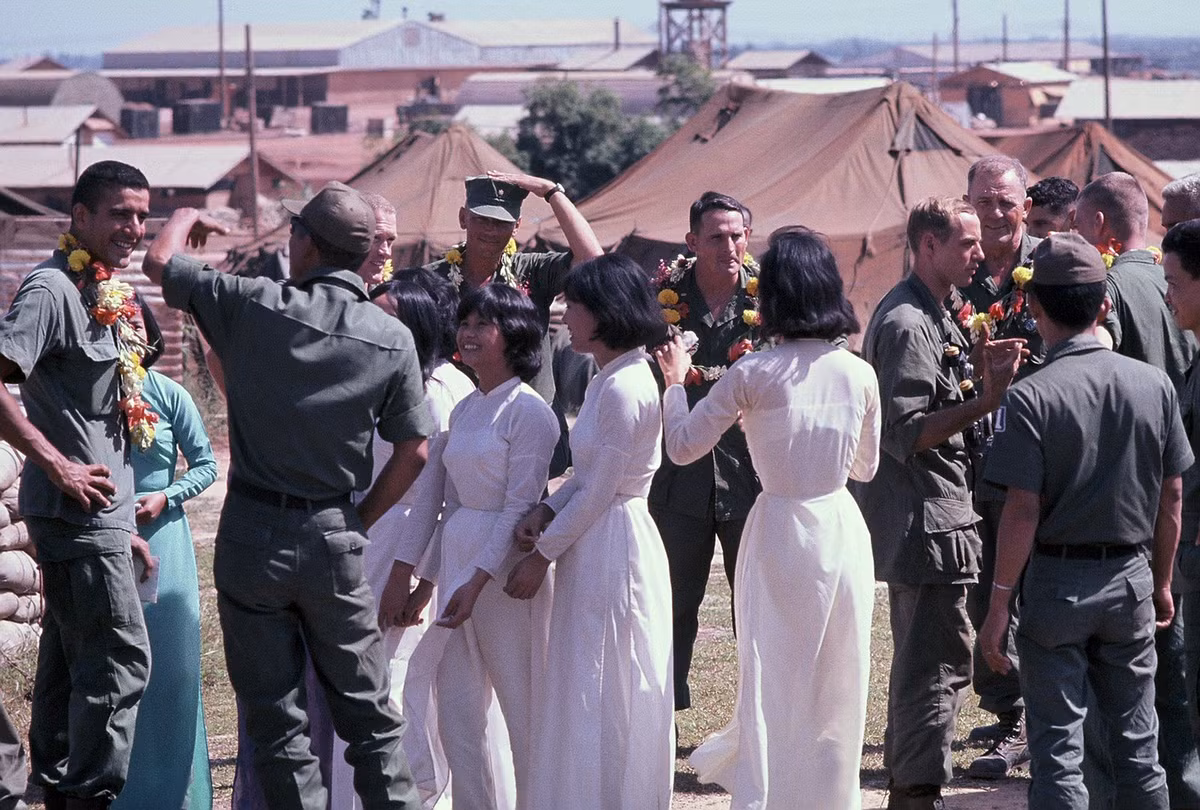 Trong các căn cứ quân sự Mỹ ở miền Nam Việt Nam thường có khá nhiều phụ nữ Việt làm nghề giặt là, dọn dẹp...