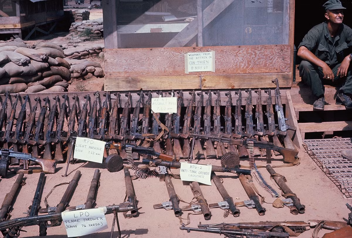 Những vũ khí thu được từ quân đội Giải phóng được trưng bày tại căn cứ quân sự Mỹ ở Quảng Trị.