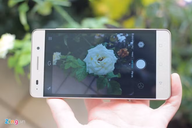 Máy ảnh trên Honor 4C cho tốc độ bắt nét tốt, trong điều kiện ánh sáng yếu màu sắc hơi bệt. Tuy nhiên, ánh sáng tốt, ảnh chụp khá trong.