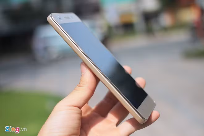 Thiết kế của máy khá đơn giản, ít chi tiết. Cảm giác cầm sản phẩm này cũng ấn tượng, máy đầm, ôm tay. Honor 4C mỏng 8,8 mm, nhìn từ bên trái, thiết bị không có nút bấm nào.