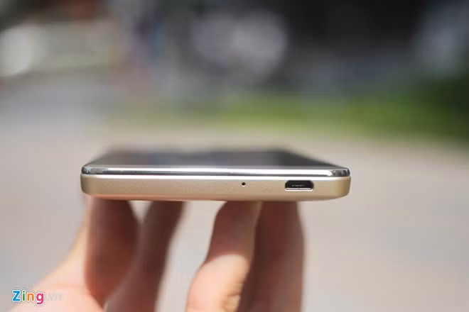 Cạnh dưới là loa thoại và giắc cắm microUSB 3.0.