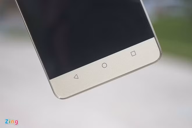 Ba phím điều hướng được đặt ngoài màn hình. Chúng mô phỏng nút bấm Android. Việc đưa các nút bấm ra ngoài màn hình giúp sản phẩm có nhiều không gian hiển thị hơn.