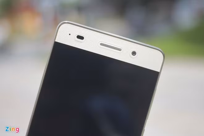 Camera trước có độ phân giải 5 megapixel, máy cũng cài sẵn nhiều phần mềm hỗ trợ chụp hình selfie.