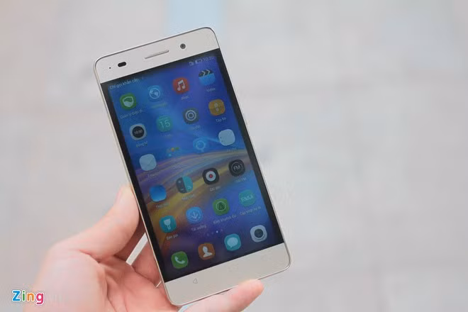 Honor 4C chạy hệ điều hành Android 4.4.2, HiSilicon Kirin 620, 8 nhân 1,2 GHz 64 bit, RAM 2 GB, bộ nhớ trong 8 GB. Máy được trang bị màn hình IPS 5 inch, độ phân giải HD. Các trải nghiệm về màn hình và tốc độ của máy ở mức khá.