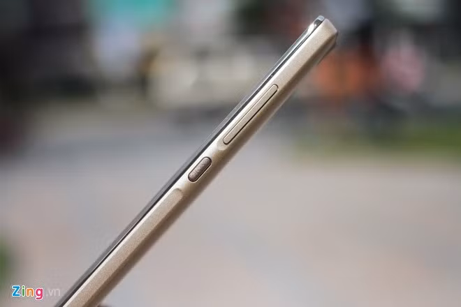 Phím nguồn và phím tăng giảm âm lượng được bố trí bên cạnh phải. Chúng được làm đơn giản, tương đối dễ bấm.