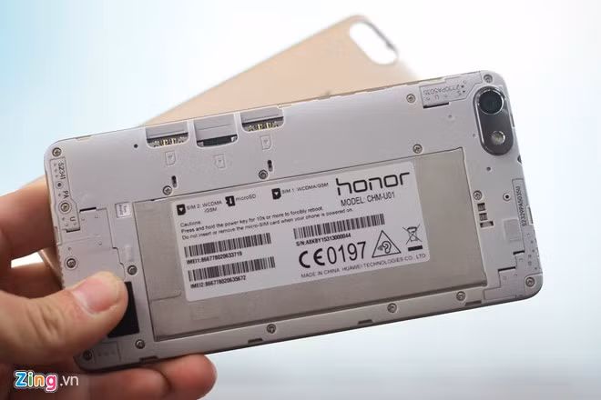 Phần nắp lưng có thể tháo rời. Honor 4C hỗ trợ 2 SIM, thẻ nhớ ngoài, pin 2.550 mAh.