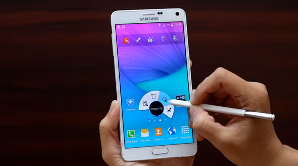  Samsung Galaxy Note 4. Từ những chiếc Galaxy Note đầu tiên, Samsung đã biết cách tạo ra một chiếc phablet tốt nhất. Galaxy Note 4 là một sự thay đổi khi Samsung tạo ra một thiết bị có bộ khung kim loại chắc chắn kết hợp với bộ vỏ giả da sang trọng. Máy có màn hình Super AMOLED 5,7 inch độ phân giải 2K (2560 x 1440 pixel), có màu sắc rực rỡ và độ sang cao. Phần cấu hình với vi xử lý Qualcomm Snapdragon 805 4 nhân tốc độ 2.7GHz hoặc vi xử lý Exynos 5433 64-bit (4 nhân Cortex A57 tốc độ 1.9GHz + 4 nhân Cortex A53 tốc độ 1.3GHz) tùy thị trường, kết hợp RAM 3GB, camera sau 16MP và camera selfie 3.7MP thừa sức đáp ứng tốt nhu cầu nhiều người dùng. Bên cạnh đó, chiếc bút S-Pen "thần thánh" mang lại sự khác biệt cho Galaxy Note 4 và giúp người dùng làm việc tốt hơn.
