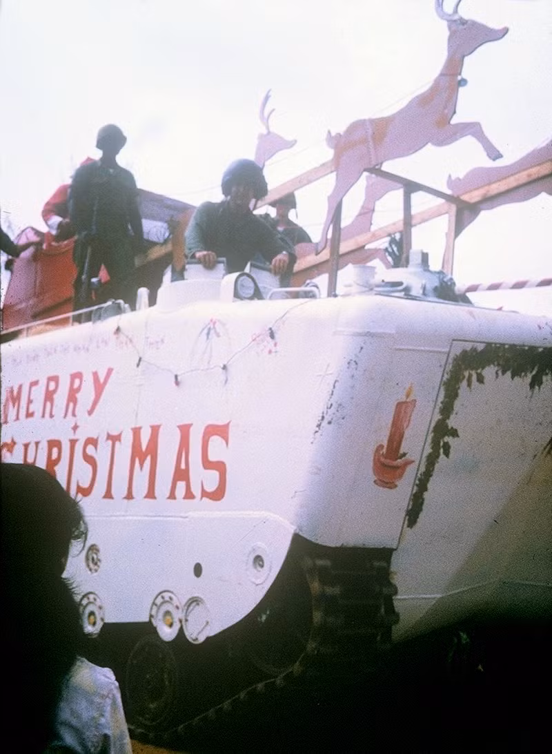 Chiếc xe được sơn màu tuyết trắng, trang trí hình tuần lộc, các dòng chữ và họa tiết giáng sinh.