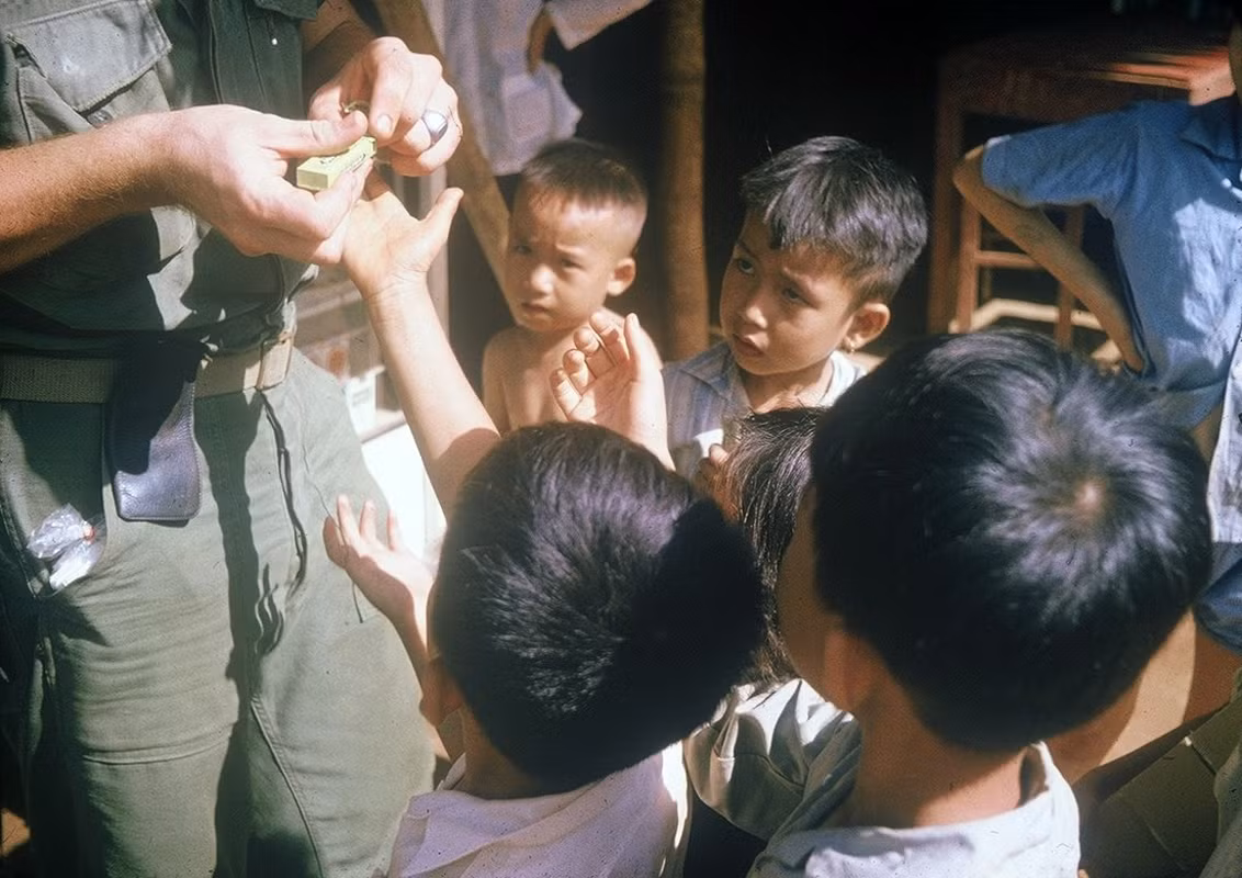 Trẻ em Quảng Trị xin kẹo cao su của lính Mỹ.