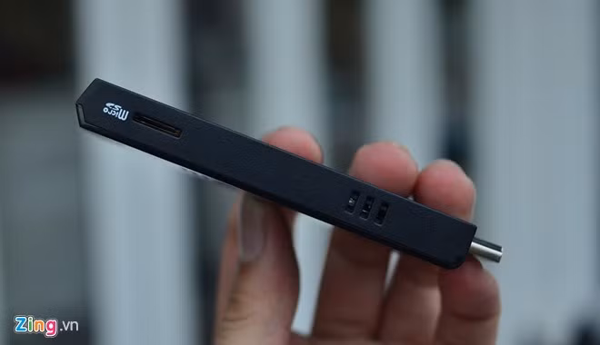 Intel Compute Stick có kích thước dài 103 và ngang 37 mm. Các cổng giao tiếp, kết nối được đặt ở cạnh bên.