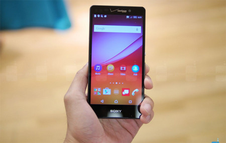  4. Sony Xperia Z4v. Cách đây không lâu, Sony đã công bố Xperia Z3+, hậu duệ của Xperia Z3. Z4v chính là phiên bản Z3+ được Sony thửa riêng cho nhà mạng Verizon (Mỹ), với nhiều sự điều chỉnh rõ rệt. Ngoài việc tích hợp tính năng sạc không dây thì màn hình của Z4v còn được nâng cấp từ 1080p lên QHD để "mãn nhãn" người dùng hơn.