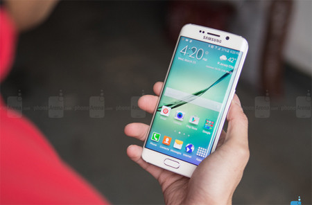 2. Samsung Galaxy S6 edge. Đúng vậy, người anh em màn hình cong của S6 cũng được trang bị cả hai chuẩn sạc không dây Qi và PMA. Không những thế, thời lượng pin của S6 Edge cũng được cải tiến hơn so với các đời Galaxy S trước đó.