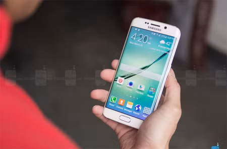  2. Samsung Galaxy S6 edge. Đúng vậy, người anh em màn hình cong của S6 cũng được trang bị cả hai chuẩn sạc không dây Qi và PMA. Không những thế, thời lượng pin của S6 Edge cũng được cải tiến hơn so với các đời Galaxy S trước đó.