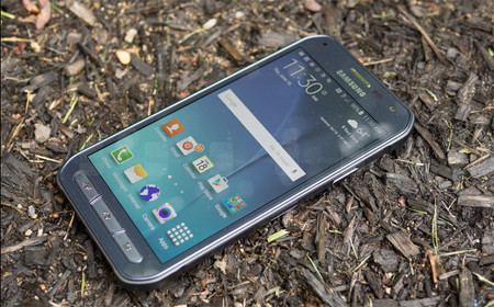  3. Samsung Galaxy S6 Active. Hãy hình dung về S6 Active như "Người khổng lồ xanh" của phân khúc smartphone đầu bảng. Nó đủ cứng cáp để chịu đựng những cú rơi mạnh, nhưng vẫn mạnh mẽ đủ để chạy các ứng dụng và game mới nhất. Ngoài ra, bạn còn được sở hữu một màn hình tuyệt đẹp, camera chụp ảnh xuất sắc và pin cực khủng. Cuối cùng, cả hai chuẩn sạc không dây Qi và PMA đều góp mặt.