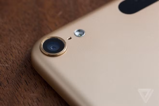 Tuy nhiên, nâng cấp sáng giá nhất trên iPod touch 2015 là camera sau 8 megapixel (từ 5 megapixel của thế hệ trước).