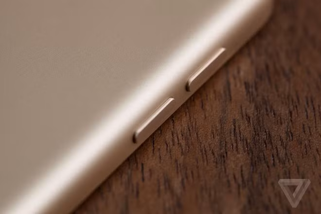 Theo The Verge, camera của máy không thể quay video 240 khung hình/giây nhưng các tính năng khác khá tương đồng với iPhone, chất lượng ảnh chụp cũng ấn tượng. Về bản chất, camera của iPod và iPad dù có cùng độ phân giải vẫn cho chất lượng kém hơn iPhone.