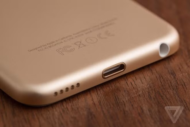 Cạnh dưới của máy giống hệt iPhone 6.