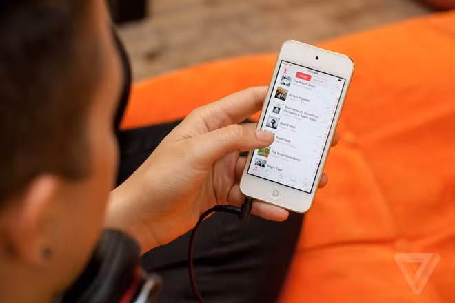 Người dùng dễ dàng nhận ra giao diện của Apple Music - nền tảng streaming nhạc số từ Apple. Tại Việt Nam, Apple Music có giá 2,99 USD/tháng, thay vì 9,99 USD như thị trường Mỹ.