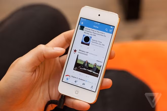 iPod touch có thời lượng pin khoảng 40 tiếng nghe nhạc liên tục.