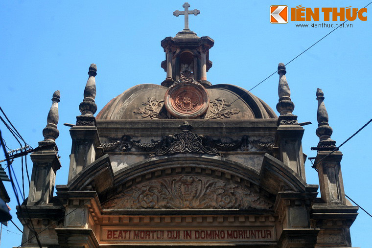 Khu mộ được xây năm 1914 trên một khoảng đất hình vuông rộng khoảng 40m2, theo kiến trúc phương Tây cổ điển. Các chi tiết kiến trúc rất cầu kỳ cho thấy đây là khu mộ của một người có thế lực trong xã hội thời đó.