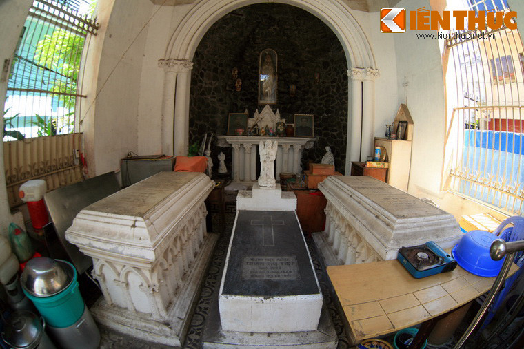 Bên trong khu mộ có 3 phần mộ đá nằm song song với nhau. Bên phải là mộ ông Dominique-Thomas Trịnh Khánh Tấn. Mộ vợ ông Trịnh Khánh Tấn là bà Lê Thị Gương nằm bên trái. Giữa hai ngôi mộ trên là mộ bà Trịnh Thị Thiết, con gái của hai ông bà.