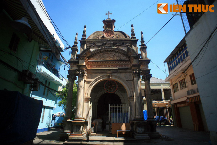 5. Trong con hẻm 472 Trần Hưng Đạo ở quận 5, TP HCM có một công trình kiến trúc cổ khá đặc biệt. Đó là lăng mộ ông Trịnh Khánh Tấn (1856 - 1913), một quan chức cao cấp trong chính quyền thuộc địa, đồng thời là một tín đồ Công giáo với tên Thánh là Dominique-Thomas.