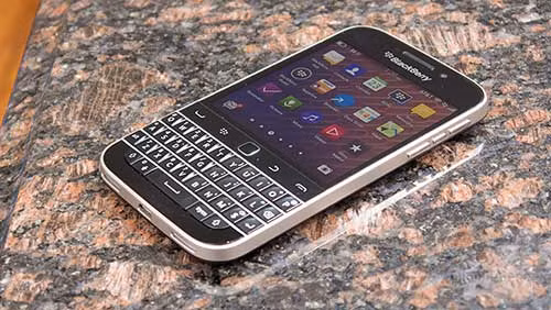  BlackBerry Classic. Điện thoại dùng bàn phím QWERTY là hàng hiếm hiện nay, vì vậy Classic của BlackBerry là lựa chọn tuyệt vời cho những ai còn muốn bấm phím cứng, không thích Android, iOS hay Windows Phone. Classic dày 10.2 mm, chạy BlackBerry 10, màn hình 3.5 inch độ phân giải 720 x 720 pixel, camera sau 8MP, chip Snapdragon S4 lõi kép, RAM 2GB, bộ nhớ 16GB có thể mở rộng, pin 2.515 mAh.