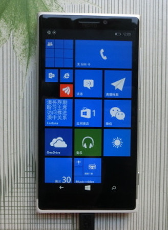  3. Nokia Lumia 1030/McLaren. Thời điểm: 2014/2015. Trạng thái: Thông tin mới nhất cho hay dự án đã bị hủy bỏ. Nếu như có thiết bị nào trong danh sách này xứng đáng được 'tồn tại" nhất, thì đó chính là siêu phẩm công nghệ Nokia Lumia 1030/McLaren này. Tại sao ư? Sau khi thâu tóm Nokia, Microsoft dường như đã có tất cả những gì cần thiết cho cuộc chơi smartphone. Hơn nữa, con dế Windows Phone đầu bảng (Lumia 930) ra mắt đã lâu. Ai cũng hy vọng Microsoft sẽ sớm tung ra một siêu phẩm để thay thế Lumia 930. Nhưng thật đáng tiếc, nhiều nguồn tin tiết lộ dự án này đã bị hủy bỏ.