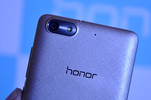 Về cấu hình chi tiết, Honor 4C là sự kết hợp giữa bộ vi xử lý 8 nhân 64-bit A53 xung nhịp 1.2GHz, RAM 2GB và bộ nhớ trong 8GB. Theo hãng sản xuất, Honor 4C đạt tốc độ xử lý cao hơn 40% so với các sản phẩm cùng phân khúc.