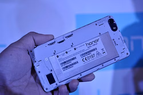 Thỏi pin bên trong Honor 4C có dung lượng 2.550mAh (có thể tháo rời), sử dụng công nghệ Smart Power 2.5 giúp tiết kiệm hơn 30% so với các smartphone thông thường. Thời gian sử dụng tối đa của Honor 4C lên đến 80 giờ, và 50 giờ ở mức sử dụng trung bình, 28 giờ ở cường độ sử dụng cao hơn.