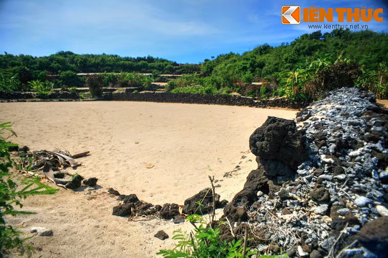 Thành các thửa ruộng được gia cố bằng đá nham thạch và san hô - những vật liệu tự nhiên có rất nhiều trên đảo.