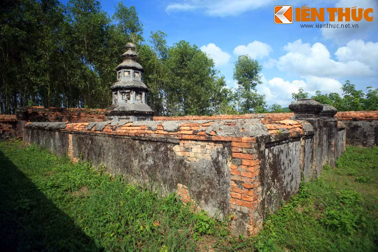 Tương truyền, bà từng bảo rằng: "Điển làm bầy tôi biết giữ nghĩa mà chết, ta là vợ há đổi tiết sao, khi nào lấy lại Kinh Đô cũ ta sẽ xuất gia thờ Phật". Bà đã thực hiện lời hứa sau khi vua Gia Long lên ngôi ở Huế.