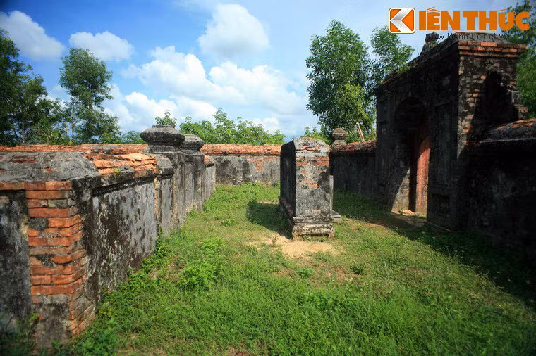 Về tổng thể, lăng Hoàng Cô có cấu trúc tương tự các lăng mộ hoàng tộc Nguyễn khác ở Huế, từ các tường bao, trụ cổng đến bình phong...