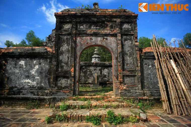 Đó là lăng Hoàng Cô, nơi an nghỉ của Công chúa Long Thành (1759 - 1823). Bà là trưởng nữ của Hưng Tổ (chúa Nguyễn Phúc Luân), chị cùng mẹ với Thế Tổ (Nguyễn Phúc Ánh - vua Gia Long).