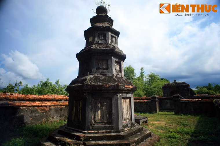 Theo sử nhà Nguyễn, chồng Công chúa Long Thành là Cai Cơ Lê Phúc Điển. Khi đánh nhau với quân Tây Sơn ở đảo Diệp Thạch, Phúc Điển bị địch bắt và bị giết. Công chúa Long Thành khi đó còn, nhưng đã giữ tiết và không tái giá.