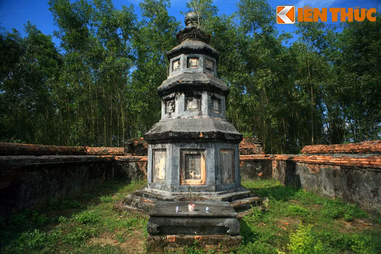 Hình thức mộ này cho biết người nằm dưới mộ là một nhà tu hành Phật giáo.